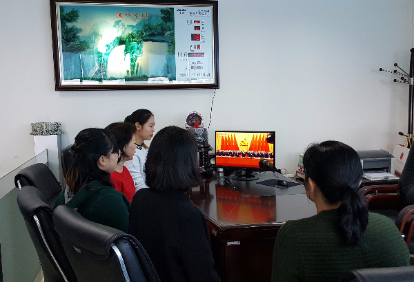 財(cái)務(wù)黨支部在辦公現(xiàn)場(chǎng)觀看十九大開(kāi)幕盛況1.JPG